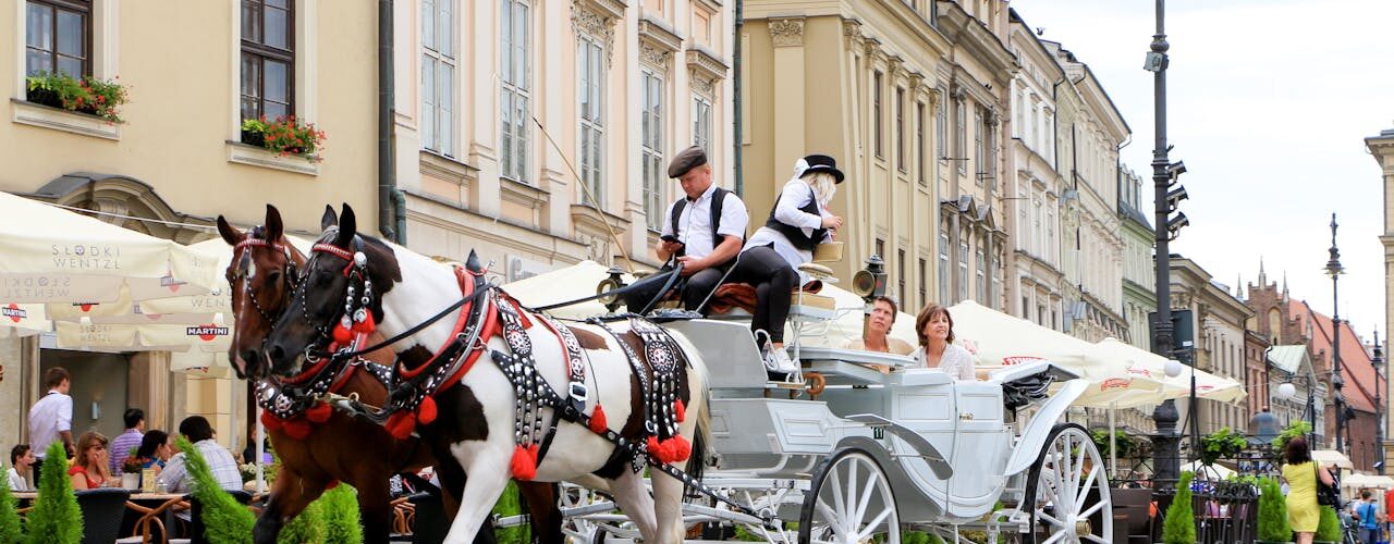 Turyści jadący fiakrem na krakowskim rynku