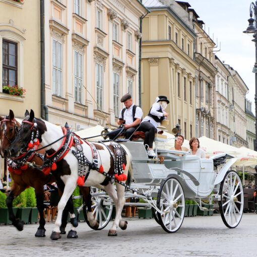 Turyści jadący fiakrem na krakowskim rynku