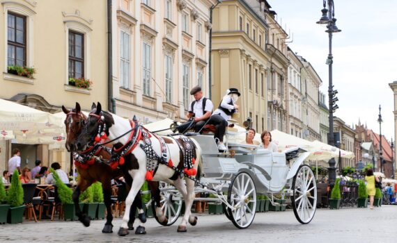 Turyści jadący fiakrem na krakowskim rynku