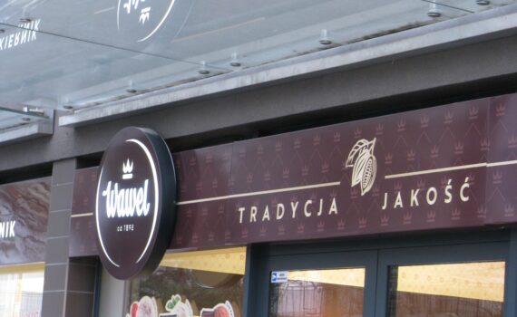 Witryna sklepu ze słodyczami Wawel