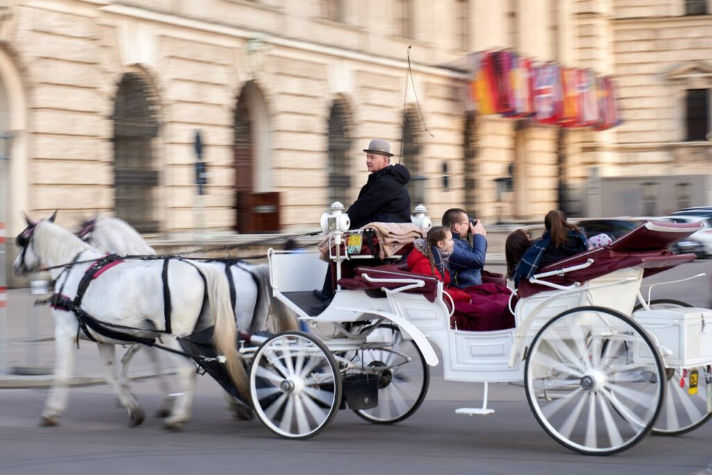 Wiedeń, turyści jadący dorożką