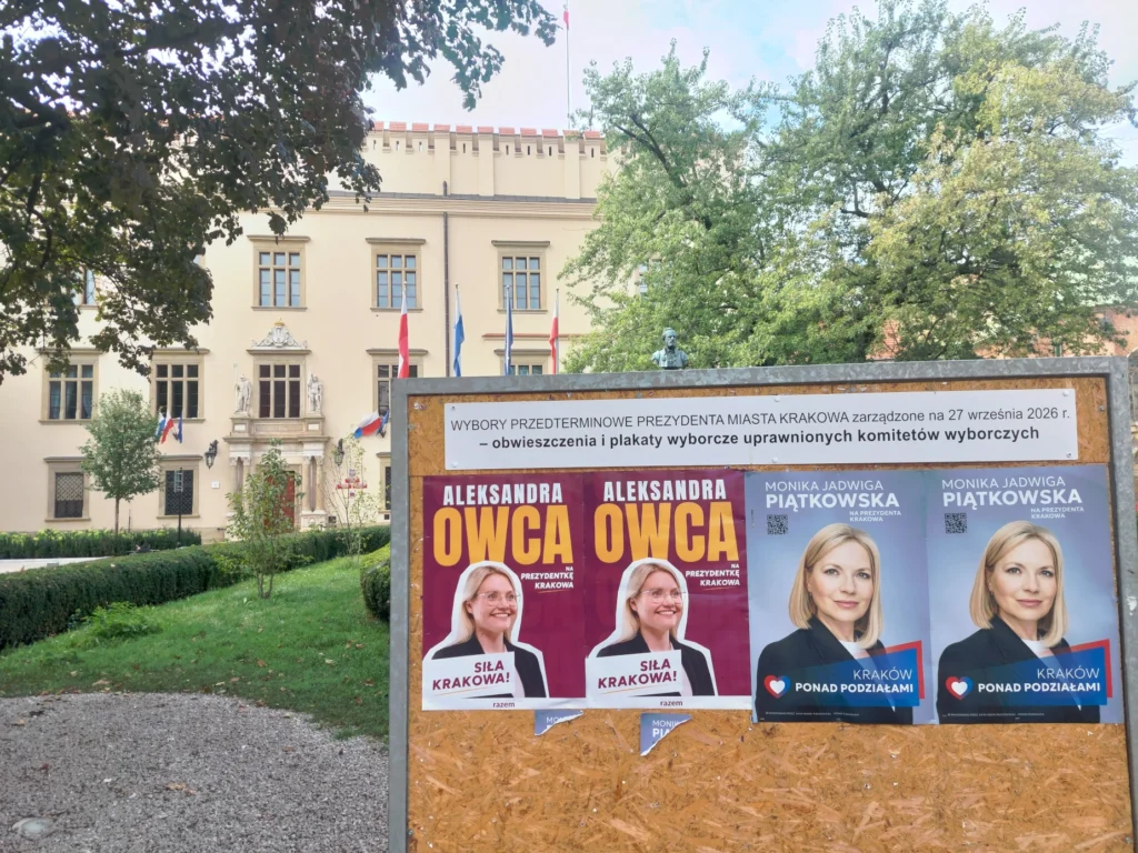 Plakaty wyborcze przed Magistratem, fot. Redakcja Kraków Live
